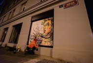 Уличные художники за одну ночь разрисовали здания в центре Праги