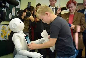 Robot-humanoid-skola-usti-20190919_denik-630-16x9