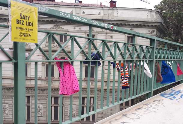 Участники экологических протестов развесили по Праге одежду