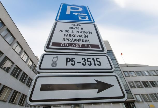 За нарушение правил парковки в синих зонах автомобили будут эвакуировать 