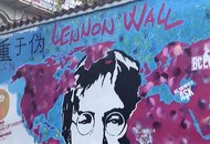 Стена Леннона из места для граффити превратилась в галерею под открытым небом