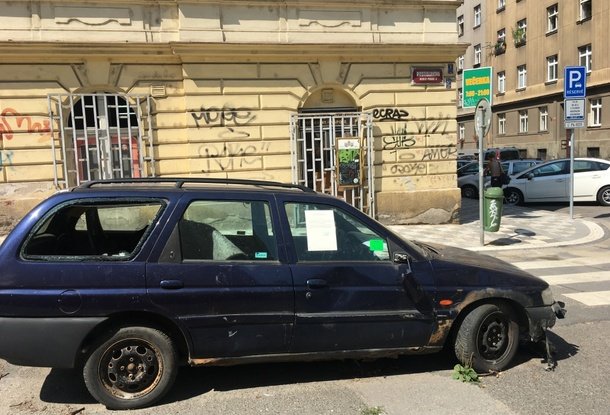 Пожаловаться на брошенный автомобиль