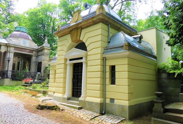 На Ольшанском кладбище продается гробница по цене коттеджа
