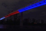 Новый пешеходный мост в Трое подсветили цветами чешского флага