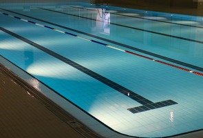 Indoor-swimming-pool-735309_1920