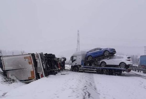 Два грузовика столкнулись в Чехии из-за непогоды