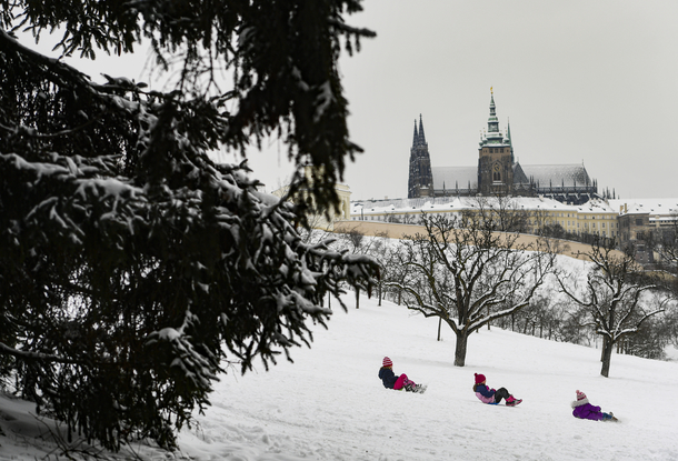 Жители Праги катаются на санках и лыжах на холме Петршин