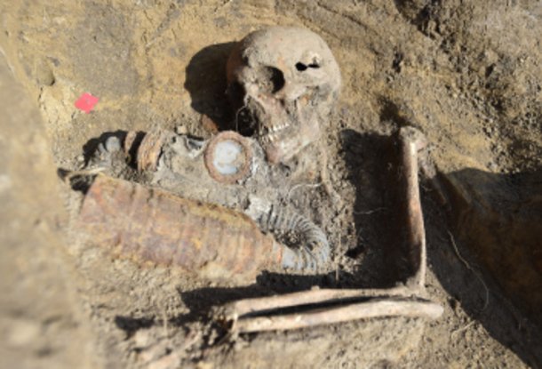 Кладоискатель с детектором нашел могилу советского солдата в Чехии