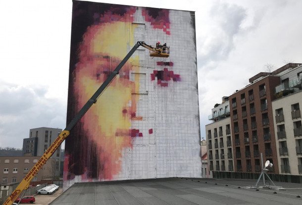 На стене одного из зданий в Праге появилась гигантская картина, которая очищает воздух