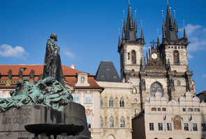 Jan_hus_statue_and_tyn_church__old_town_square__prague_-_8190