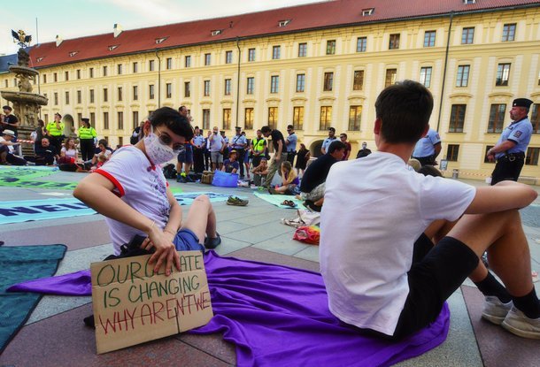 В Чехии один из участников акции протеста прилепил себя клеем к дороге