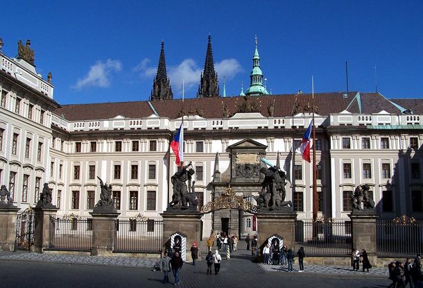 Премии госслужащих Чехии в несколько раз превысили бонусы медработников
