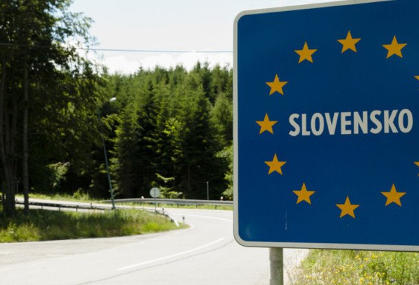 Словакия создаст специальную полосу движения для вакцинированных на границе