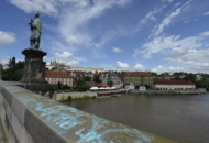 Неизвестный оставил несмываемые граффити на Карловом Мосту