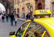 Восемь пьяных иностранцев напали на таксиста в Праге