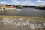 Вандалы вновь разрисовали Карлов мост в Праге
