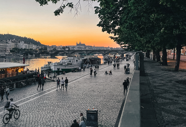 16 лучших мест на набережной Праги, чтобы отдохнуть у реки