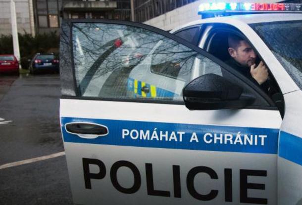 Полиция разыскивает вооруженного грабителя, укравшего восемь тысяч крон из отеля