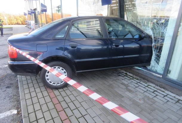 Женщина в Чешске Будеевице на автомобиле въехала в витрину магазина
