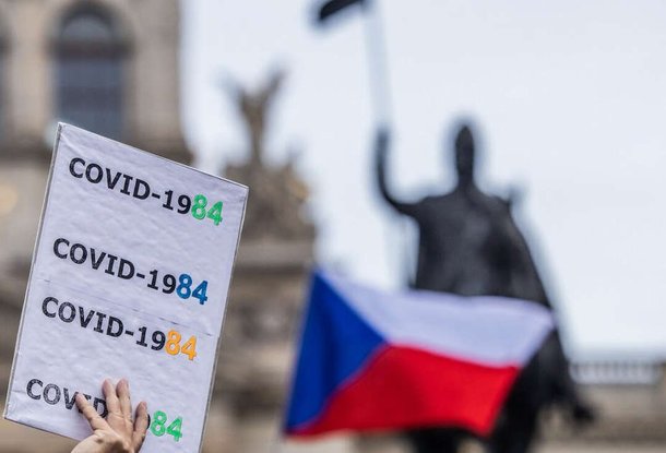 Врачи провели в Праге акцию протеста против мер по борьбе с коронавирусом