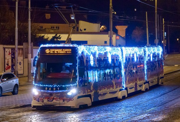 На улицах Праги можно увидеть рождественские трамваи