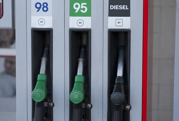 Цены на бензин и дизельное топливо в Чехии наконец-то снижаются