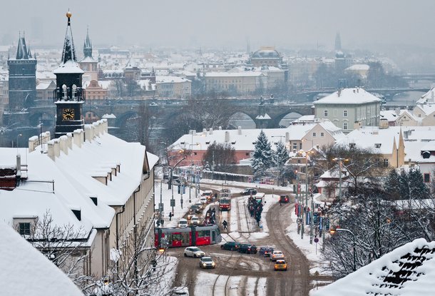 Сильный снегопад осложняет автомобильное движение в Чехии
