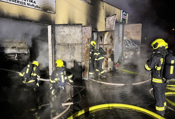 В Праге сгорел автосервис, ущерб превысил 6 миллионов крон