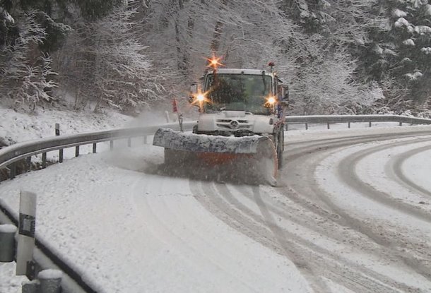 Сильный снегопад осложнил движение транспорта в Чехии