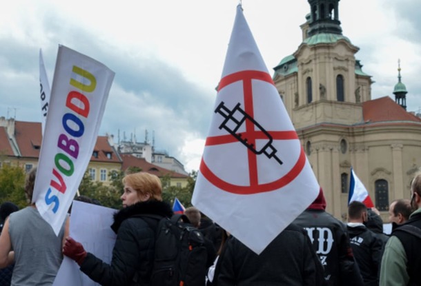 Тысячи противников обязательной вакцинации протестуют в Праге
