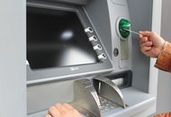 Мужчина в Чехии нашел 120 000 крон в банкомате и передал их в полицию