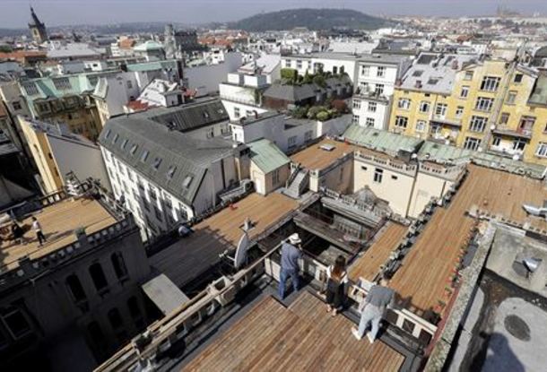Девушка танцевала на крыше в центре Праги. Испуганные люди вызвали полицию