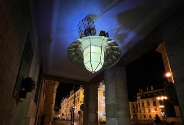 В Праге появился фонарь, отслеживающий фейковые новости