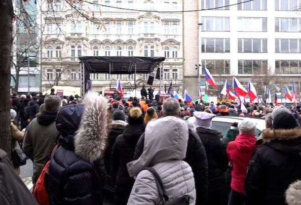 Тысячи противников карантинных мер собрались на Вацлавской площади в Праге
