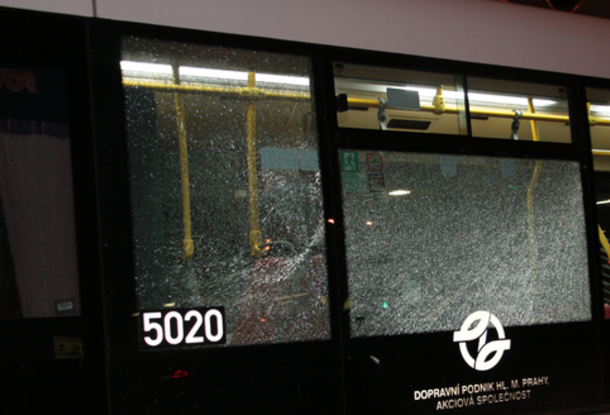 В Праге неизвестный преступник стрелял по окнам трамваев и автобуса