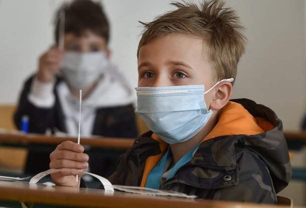 Тестировать учеников чешских школ на коронавирус будут раз в неделю