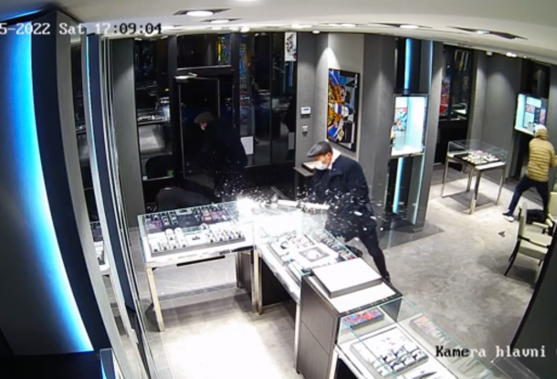 Из магазина Hublot в центре Праги украли часы за 20 миллионов крон (ВИДЕО)