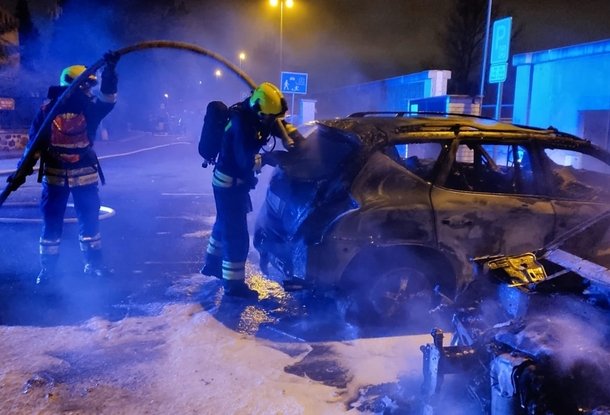 Ночью в Праге сгорели три автомобиля