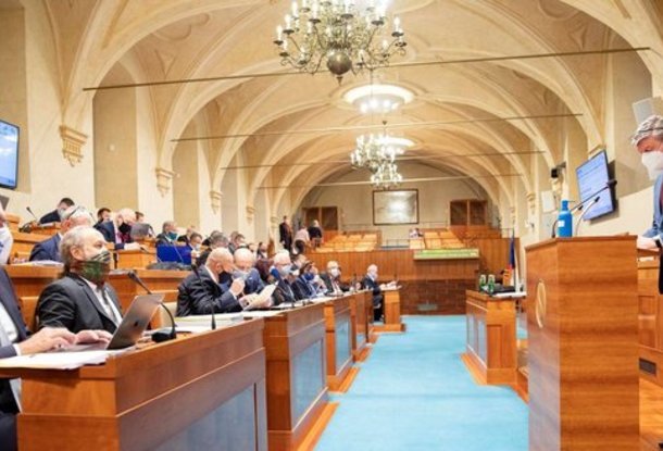 Зарплаты чиновников в Чехии в 2022 году «заморозят»