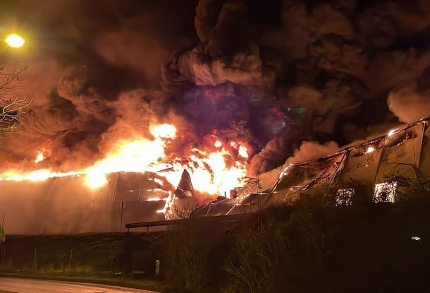 В Младе Болеславе тушили сильный пожар, ущерб будет астрономическим