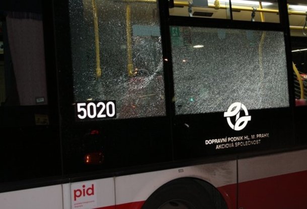 В Праге неизвестный вновь обстрелял автобус