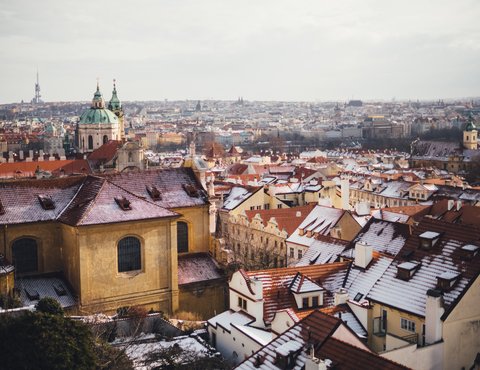 Заснеженные красные крыши Праги