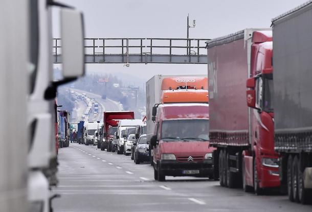 Словацкие перевозчики заблокировали автомагистраль D2 на границе с Чехией. Они протестуют против высоких налогов.