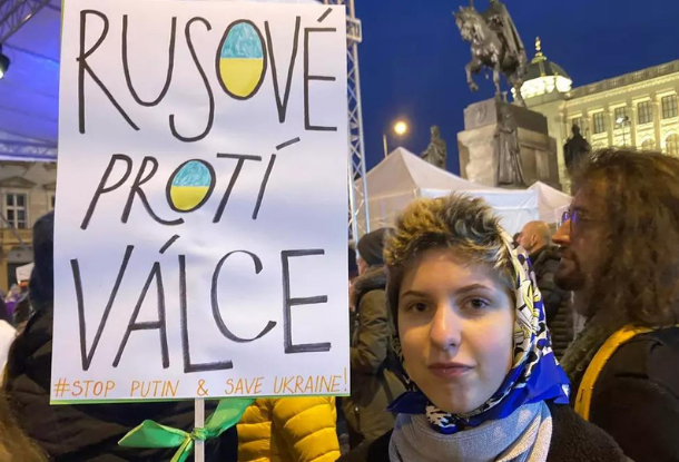 «Путин нам не президент». Россияне в Чехии поддерживают Украину