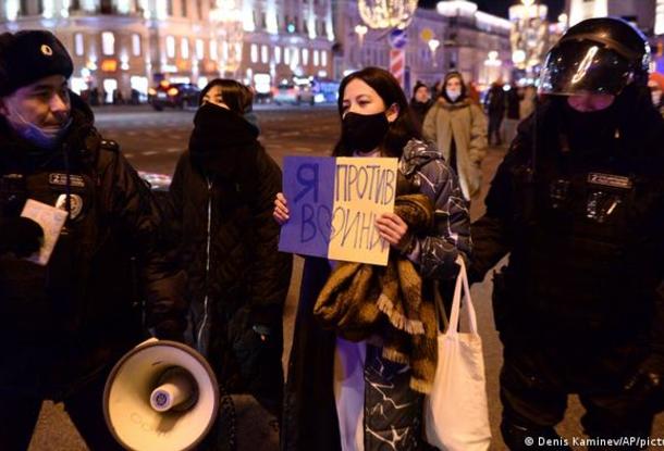Чешские СМИ сообщают о массовых задержаниях участников антивоенных демонстраций в России