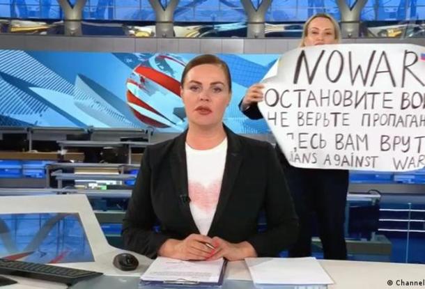 No War — с таким плакатом редактор российского телеканала прервала эфир программы «Время»