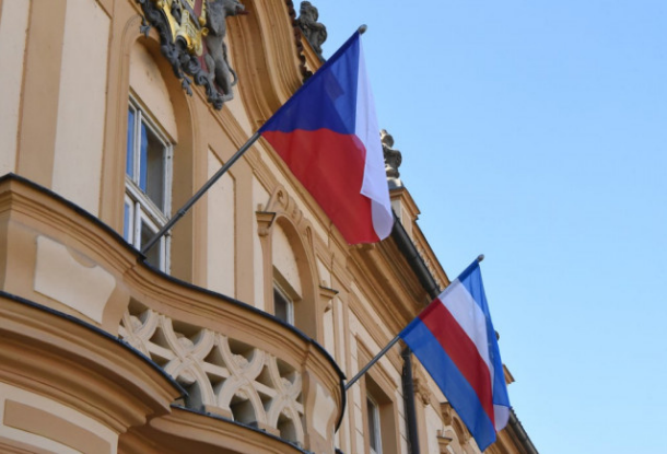 Люди путают флаг у мэрии Праги 8 с российским. Мэр вынужден оправдываться