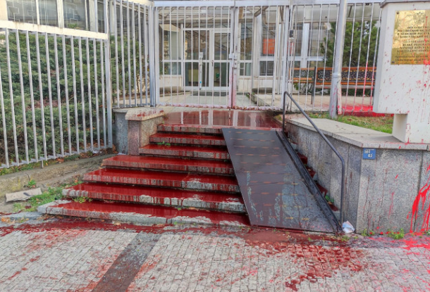 Кровавый месяц открыт: Активисты вылили искусственную кровь на посольство РФ в Чехии