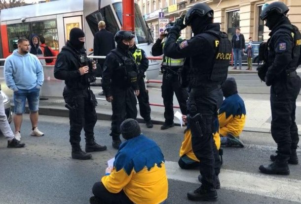 Активисты перекрыли движение на площади в Чехии. Требуют снизить температуру в школах