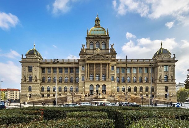 Женщина в Национальном музее в Праге активировала систему пожаротушения, чем нанесла ущерб на 3 миллиона крон
